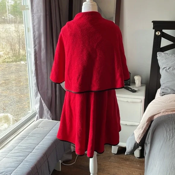 Beautiful Red wrap-ish - Picture 3 of 3